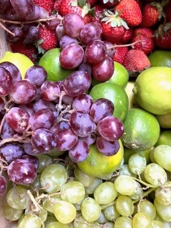 Uva roja y verde, fresas y limones seleccionados